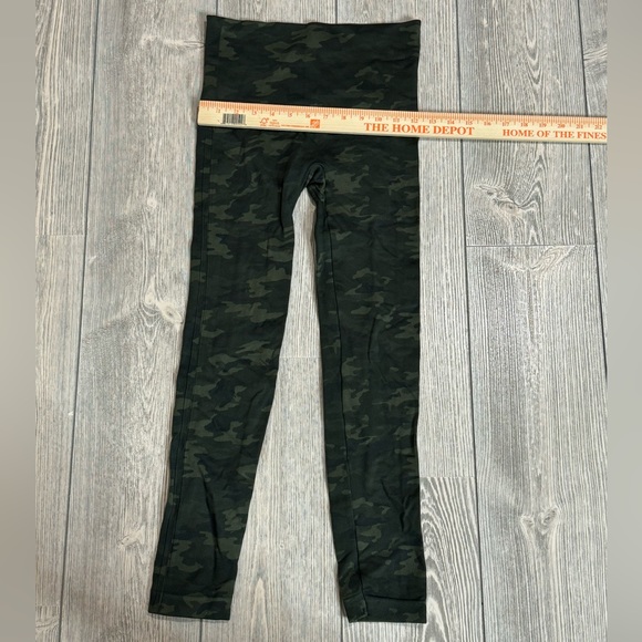 SPANX Seemless Leggings Green Camo for Tummy Control Size Medium New, No Tags - Picture 7 of 8